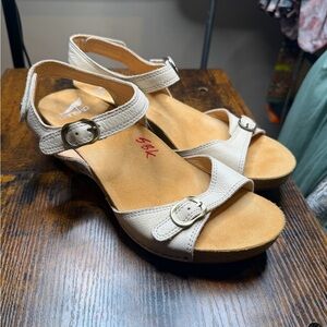 Dansko Tricia Wedge Sandals Beige Leather Shoes Strappy Sz 39/US8.5-9